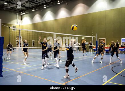 ARNHEIM - 03.05.2024, Spieler während des Trainings der niederländischen Frauen-Volleyballmannschaft im Vorfeld der Olympischen Qualifikation. ANP SEM VAN DER WAL Stockfoto