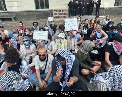 Berlin, Deutschland. Mai 2024. Menschen protestieren gegen den Krieg im Gazastreifen auf dem Gelände der Humboldt-Universität Berlin. In jüngster Zeit gab es auch propalästinensische Demonstrationen an Universitäten in den USA. Quelle: Paul Zinken/dpa/Alamy Live News Stockfoto