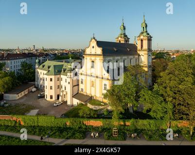 Skalka. St. Stanislaus Kirche und Paulinitenkloster in Krakau, Polen. Historische Begräbnisstätte von angesehenen Polen. Luftaufnahme. Frühling, Sonnenuntergang Stockfoto