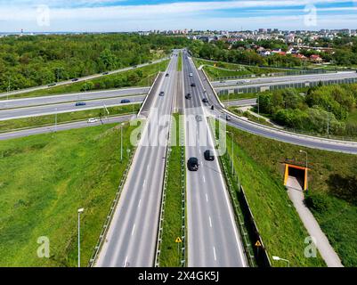Autobahnkreuzung mit Autobahn A4 in Krakau, Polen. Autos, Verkehr, Rampen und unterirdische Fußwege und Radwege. Luftaufnahme. Stadt i Stockfoto