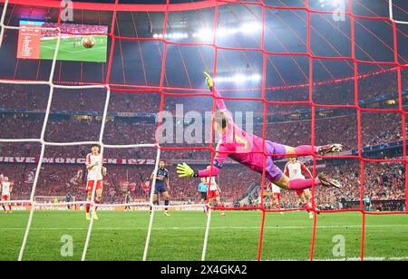 München, Deutschland. April 2024 30. Manuel NEUER, Torhüter FCB 1 verteidigt sich im Halbfinalspiel FC BAYERN MÜNCHEN - REAL MADRID 2-2 der UEFA Champions League in der Saison 2023/2024 in München, 30. April 2024. Halbfinale, FCB, München Fotograf: ddp Images/STAR-Images Credit: ddp Media GmbH/Alamy Live News Stockfoto