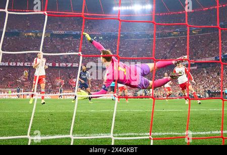 München, Deutschland. April 2024 30. Manuel NEUER, Torhüter FCB 1 verteidigt sich im Halbfinalspiel FC BAYERN MÜNCHEN - REAL MADRID 2-2 der UEFA Champions League in der Saison 2023/2024 in München, 30. April 2024. Halbfinale, FCB, München Fotograf: ddp Images/STAR-Images Credit: ddp Media GmbH/Alamy Live News Stockfoto