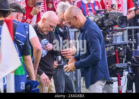 München, Deutschland. April 2024 30. Matthias SAMMER, EX FCB-Sportdirektor Arjen Robben wurde im Halbfinalspiel FC BAYERN MÜNCHEN - REAL MADRID 2-2 der Fußball UEFA Champions League in der Saison 2023/2024 in München, 30. April 2024 nass. Halbfinale, FCB, München Fotograf: ddp Images/STAR-Images Credit: ddp Media GmbH/Alamy Live News Stockfoto