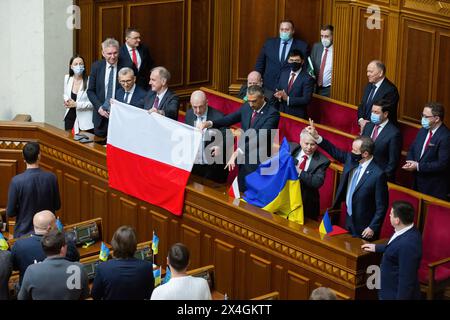 Marschall des polnischen Senats Tomasz Grodzki (RD2) und andere Mitglieder der polnischen Delegation werden bei einem Besuch in Kiew im Sitzungssaal des ukrainischen parlaments (Werchowna Rada) mit polnischen und ukrainischen Flaggen fotografiert. Stockfoto