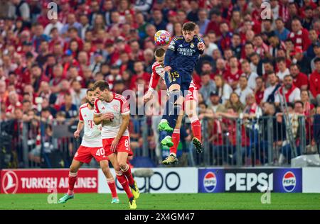 Eric Dier, FCB 15 Leon GORETZKA, FCB 8 Noussair Mazraoui, FCB 40 treten um Ball, Tackling, Duell, Header, zweikampf, Action, Kampf gegen Federico VALVERDE, Real Madrid 15 im Halbfinalspiel FC BAYERN MÜNCHEN - REAL MADRID 2-2 Fußball UEFA Champions League in der Saison 2023/2024 in München, 30. April 2024. Halbfinale, FCB, München Fotograf: ddp-Bilder / Sternbilder Stockfoto