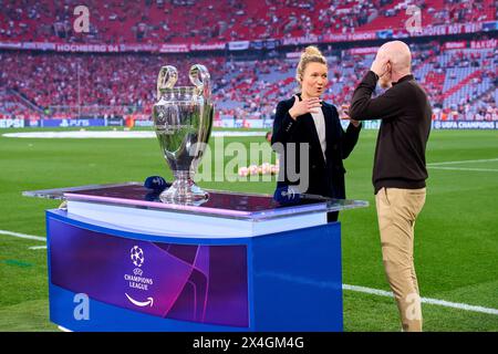 Josi Henning, Matthias SAMMER, EX FCB Sportdirektor TV, Experten Champions League Pokal, Trophaee, Pott, Zeremonie, im Halbfinalspiel FC BAYERN MÜNCHEN - REAL MADRID 2-2 des Fußballs UEFA Champions League in der Saison 2023/2024 in München, 30. April 2024. Halbfinale, FCB, München © Peter Schatz / Alamy Live News Stockfoto