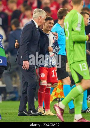 Carlo Ancelotti, Trainer Real Madrid Bryan Zaragoza (FCB 17) im Halbfinalspiel FC BAYERN MÜNCHEN - REAL MADRID 2-2 Fußball UEFA Champions League in der Saison 2023/2024 in München, 30. April 2024. Halbfinale, FCB, München Fotograf: ddp-Bilder / Sternbilder Stockfoto