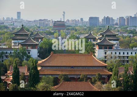 Luftaufnahme des Zentrums von Peking vom Jingshan Park (Prospect Hill) in Peking, China am 20. April 2024 Stockfoto