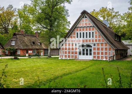 Haus im Schluh in Worpswede, Niedersachsen, Deutschland. Der Bauernhof beherbergt ein Museum, Ferienwohnungen und eine Handweberei. Das Haus im Schluh Stockfoto