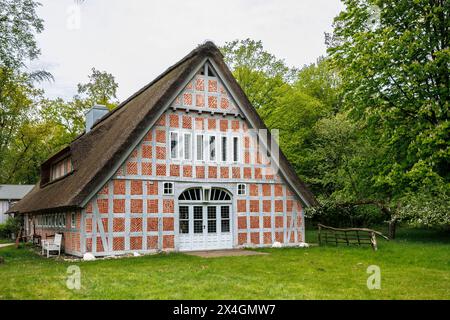 Haus im Schluh in Worpswede, Niedersachsen, Deutschland. Der Bauernhof beherbergt ein Museum, Ferienwohnungen und eine Handweberei. Das Haus im Schluh Stockfoto