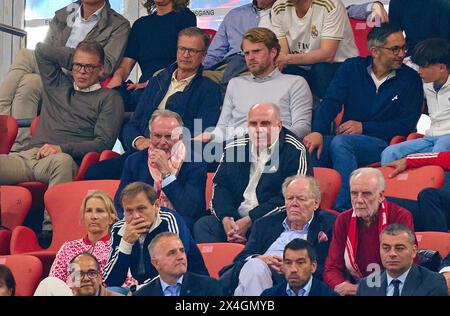 Karl-Heinz RUMMENIGGE (Mitglied Aufsichtsrat FCB AG) Uli HOENESS (ehemaliger FCB-Präsident), Ehrenpraesident, im Halbfinalspiel FC BAYERN MÜNCHEN - REAL MADRID 2-2 der Fußball UEFA Champions League in der Saison 2023/2024 in München, 30. April 2024. Halbfinale, FCB, München Fotograf: ddp-Bilder / Sternbilder Stockfoto