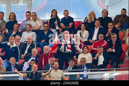 Karl-Heinz RUMMENIGGE (Mitglied Aufsichtsrat FCB AG) Uli HOENESS (ehemaliger FCB-Präsident), Ehrenpräsident, Andreas JUNG, Marketingdirektor und Vorstandsmitglied FCB Dr. Michael Diederich, Geschäftsführer Finanzvorstand und stellvertretender Vorstandsvorsitzender FCB, Max Eberl , Sportvorstand und Manager FC Bayern, Jan-Christian Dreesen , Vorstandsvorsitzender FCB , Herbert HAINER, FCB-Präsident und Ex-CEO Adidas , Walter MENNEKES, Unternehmer, Vizepräsident des FC Bayern, Guenter NETZER mit Ehefrau Elvira im Halbfinalspiel FC BAYERN MÜNCHEN - REAL MADRID 2-2 von f Stockfoto