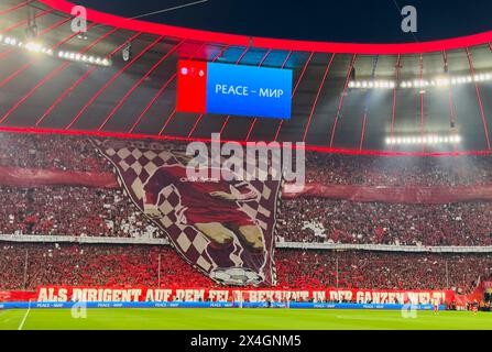 Allianz Arena Fans Choreo für Franz Beckenbauer im Halbfinalspiel FC BAYERN MÜNCHEN - REAL MADRID 2-2 der Fußball UEFA Champions League in der Saison 2023/2024 in München, 30. April 2024. Halbfinale, FCB, München Fotograf: ddp-Bilder / Sternbilder Stockfoto