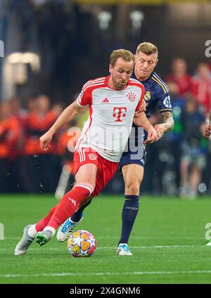 Harry Kane, FCB 9 tritt um den Ball an, Tackling, Duell, Header, zweikampf, Action, Kampf gegen Toni KROOS, Real Madrid 8 im Halbfinalspiel FC BAYERN MÜNCHEN - REAL MADRID 2-2 Fußball UEFA Champions League in der Saison 2023/2024 in München, 30. April 2024. Halbfinale, FCB, München Fotograf: ddp-Bilder / Sternbilder Stockfoto