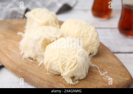 Östliche Süßigkeiten. Leckerer iranischer Paschmak auf weißem Holztisch, Nahaufnahme Stockfoto
