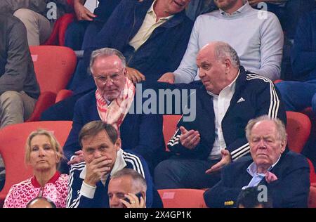 Karl-Heinz RUMMENIGGE (Mitglied Aufsichtsrat FCB AG) Uli HOENESS (ehemaliger FCB-Präsident), Ehrenpraesident, im Halbfinalspiel FC BAYERN MÜNCHEN - REAL MADRID 2-2 der Fußball UEFA Champions League in der Saison 2023/2024 in München, 30. April 2024. Halbfinale, FCB, München Fotograf: ddp-Bilder / Sternbilder Stockfoto