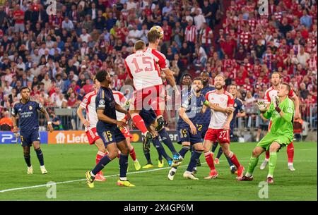 München, Deutschland. April 2024 30. Leon GORETZKA, FCB 8 Eric Dier, FCB 15 Kopfball gegen Andriy Lunin, Real Madrid 13 im Halbfinalspiel FC BAYERN MÜNCHEN - REAL MADRID 2-2 Fußball UEFA Champions League in der Saison 2023/2024 in München, 30. April 2024. Halbfinale, FCB, München Fotograf: ddp Images/STAR-Images Credit: ddp Media GmbH/Alamy Live News Stockfoto