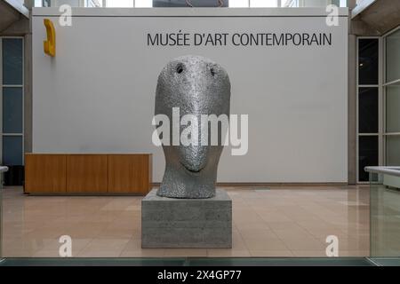 Nîmes, Frankreich - 04 17 2024: Blick auf die Haupttreppe des Museums für zeitgenössische Kunst Carré d’Art Stockfoto
