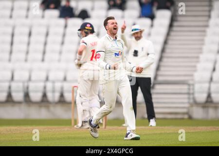 Dan Moriarty aus Yorkshire feiert die Eroberung des Wickets von Billy Root of Glamorgan, gefangen von Finlay Bean aus Yorkshire während des Spiels der Vitality County Championship Division 2 Yorkshire gegen Glamorgan am Headingley Cricket Ground, Leeds, Großbritannien, 3. Mai 2024 (Foto: Craig Thomas/News Images) Stockfoto