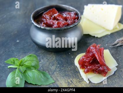 Karamellisierte Zwiebelkonfitmarmelade als Vorspeise Stockfoto