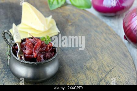 Karamellisierte Zwiebelkonfitmarmelade als Vorspeise Stockfoto