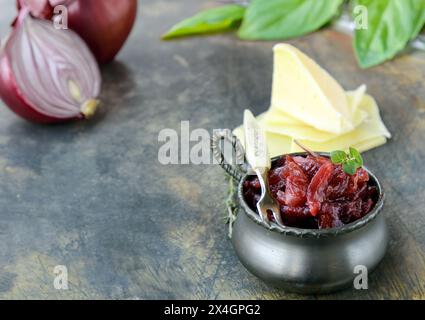 Karamellisierte Zwiebelkonfitmarmelade als Vorspeise Stockfoto