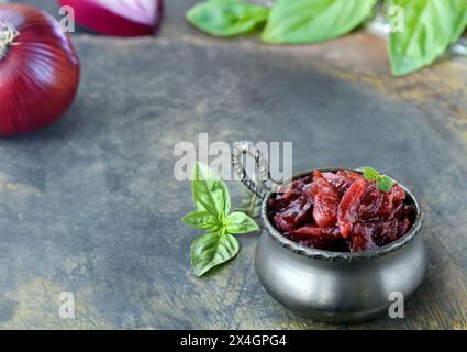 Karamellisierte Zwiebelkonfitmarmelade als Vorspeise Stockfoto