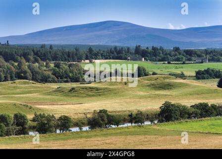 Blick von Grantown auf Spey über den Fluss Spey in Richtung Aviemore und Cairngorm Mountains. Cairngorms Nationalpark. Highlands, Schottland, Großbritannien Stockfoto