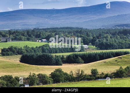 Blick von Grantown auf Spey über den Fluss Spey in Richtung Aviemore und Cairngorm Mountains. Cairngorms Nationalpark. Highlands, Schottland, Großbritannien Stockfoto