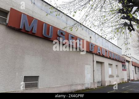 REIMS, FRANKREICH, 3. APRIL 2024: Musée Automobile Reims-Champagne, 1985 gegründet, um die Sammlung von Philippe Charbonn zu beherbergen Stockfoto