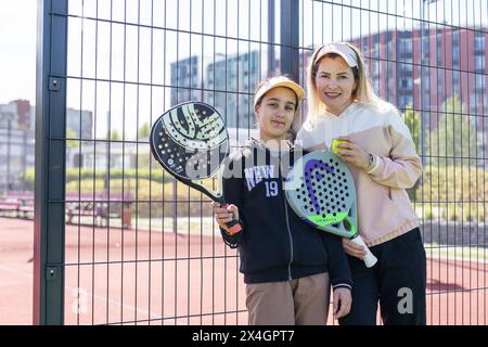 Ukraine Kiew, 20. April 2024. Glückliches hübsches Mädchen, das Paddelsport auf dem Paddelplatz praktiziert Stockfoto