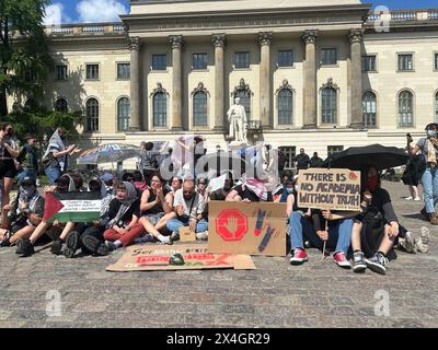 Berlin, Deutschland. Mai 2024. Menschen protestieren gegen den Krieg im Gazastreifen auf dem Gelände der Humboldt-Universität Berlin. In jüngster Zeit gab es auch propalästinensische Demonstrationen an Universitäten in den USA. Quelle: Paul Zinken/dpa/Alamy Live News Stockfoto