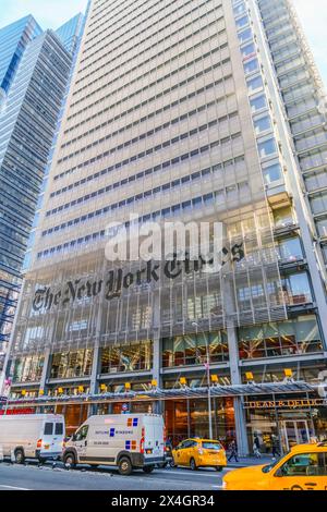 New York, NY, USA - 22. März 2014: Straßenansicht des New York Times Building mit gelben Taxis im Vordergrund. Stockfoto