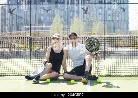 Ukraine Kiew, 02. April 2024. Padel Training Coach in einer Sitzung, Mentoring einer Schülerin, Förderung der Kompetenzentwicklung und eines positiven Lernens Stockfoto