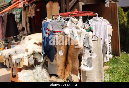 Traditionelle serbische Wollkleidung auf Kleiderbügeln, Zlatibor Stockfoto