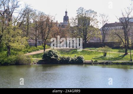 rstedsparken, ein schöner historischer Park im Zentrum von Kopenhagen (Dänemark), bekannt für seinen See, üppige Vegetation und Promenaden Stockfoto