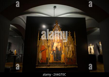 Triptychon mit der Jungfrau und dem Kind und den Heiligen Maria Magdalena und Ansanus, Andrea di Clone, Rijksmuseum, Amsterdam, Niederlande. Stockfoto