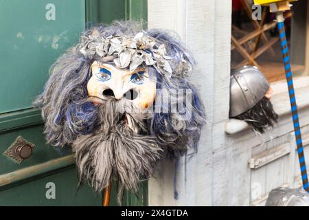 Basel, Schweiz - 20. Februar 24. Einzelne Karnevalsmaske Stockfoto