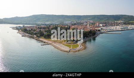 Atemberaubende Altstadt Izola in Slowenien bei Sonnenuntergang, eine malerische mediterrane Siedlung, Luftaufnahme. Urlaubs-, Reise- und Tourismuskonzepte. Stockfoto