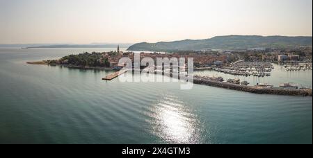 Alte Fischerstadt Izola in Slowenien an der Adriaküste, mit schöner Meereslandschaft und Marina, Luftaufnahme. Reise-, Tourismus- und Urlaubskonzepte. Stockfoto