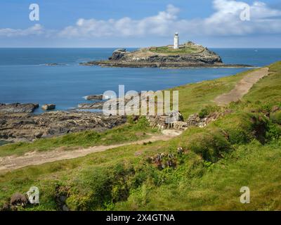 Der South West Coast Path führt am Godrevy Lighthouse vorbei, einem bekannten Wahrzeichen an der Küste Cornwalls. Stockfoto