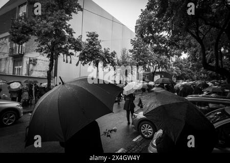 Die Eltern der Kinder, die vor genau einem Jahr bei einer Schießerei in OS Vladislav Ribnikar in Belgrad starben, kamen heute Morgen vor der Schule an. Dort legten sie Blumen und zündeten Kerzen an, um an die ermordeten Kinder und die Schulwache zu erinnern. Um 8:41 Uhr hörten vor der Schule Sirenen. Gleichzeitig stoppten die Medien in Serbien das Programm und legten eine Schweigeminute zu Ehren der Toten ein. Die Eltern gingen dann in den Tasmajdanski Park, wo die Kinder aufwuchsen und spielten. Dort wurde eine Videowände installiert, die Fotos von den Opfern in Belgrad, Sebi, zeigten Stockfoto