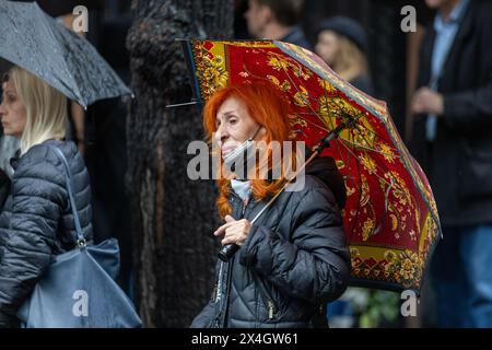 Die Eltern der Kinder, die vor genau einem Jahr bei einer Schießerei in OS Vladislav Ribnikar in Belgrad starben, kamen heute Morgen vor der Schule an. Dort legten sie Blumen und zündeten Kerzen an, um an die ermordeten Kinder und die Schulwache zu erinnern. Um 8:41 Uhr hörten vor der Schule Sirenen. Gleichzeitig stoppten die Medien in Serbien das Programm und legten eine Schweigeminute zu Ehren der Toten ein. Die Eltern gingen dann in den Tasmajdanski Park, wo die Kinder aufwuchsen und spielten. Dort wurde eine Videowände installiert, die Fotos von den Opfern in Belgrad, Sebi, zeigten Stockfoto