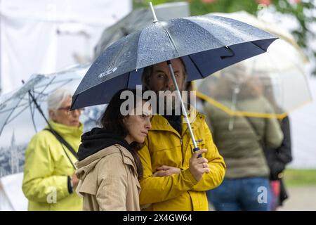 Die Eltern der Kinder, die vor genau einem Jahr bei einer Schießerei in OS Vladislav Ribnikar in Belgrad starben, kamen heute Morgen vor der Schule an. Dort legten sie Blumen und zündeten Kerzen an, um an die ermordeten Kinder und die Schulwache zu erinnern. Um 8:41 Uhr hörten vor der Schule Sirenen. Gleichzeitig stoppten die Medien in Serbien das Programm und legten eine Schweigeminute zu Ehren der Toten ein. Die Eltern gingen dann in den Tasmajdanski Park, wo die Kinder aufwuchsen und spielten. Dort wurde eine Videowände installiert, die Fotos von den Opfern in Belgrad, Sebi, zeigten Stockfoto