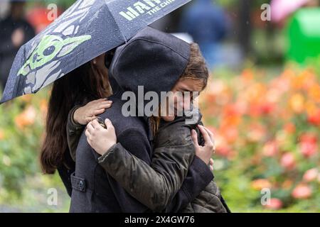 Die Eltern der Kinder, die vor genau einem Jahr bei einer Schießerei in OS Vladislav Ribnikar in Belgrad starben, kamen heute Morgen vor der Schule an. Dort legten sie Blumen und zündeten Kerzen an, um an die ermordeten Kinder und die Schulwache zu erinnern. Um 8:41 Uhr hörten vor der Schule Sirenen. Gleichzeitig stoppten die Medien in Serbien das Programm und legten eine Schweigeminute zu Ehren der Toten ein. Die Eltern gingen dann in den Tasmajdanski Park, wo die Kinder aufwuchsen und spielten. Dort wurde eine Videowände installiert, die Fotos von den Opfern in Belgrad, Sebi, zeigten Stockfoto