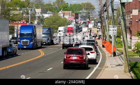 NORWALK, CT, USA- 2. MAI 2024: Verkehr auf der Post Road 1 in Norwal nach einem morgendlichen Unfall auf der I 95 Brach Ein Feuer auf beiden Seiten ab Stockfoto