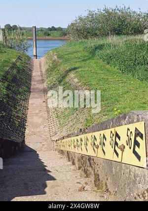 Ungewöhnliche Wasserstandsanzeige an der Weser bei Blender-Intschede, einem Teil der Samtgemeinde Thedinghausen im niedersächsischen Landkreis Verden an der aller. *** Ungewöhnlicher Wasserstandsanzeiger an der Weser bei Blender Intschede, Teil der Gemeinschaftsgemeinde Thedinghausen im Landkreis Verden an der aller in Niedersachsen Stockfoto