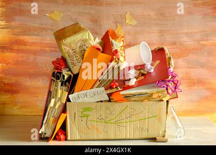 Unordentlicher Arbeitsplatz, chaotisches Büro, überarbeitet, Bürokratie, Bürokratie, Bürokratie-Konzept mit grungy Aktenordnern, vermülltem Arbeitsplatz und verschiedenen Büromaterialien, Stockfoto