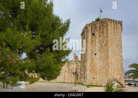 Der Turm der Festung Kamerlengo im historischen Zentrum der Stadt Trogir in Kroatien Stockfoto