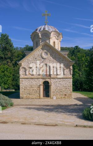 Kleine Kirche, die dem Heiligen Panteleimon im serbisch-orthodoxen Kloster Staro Hopovo auf dem Berg Fruska Gora in Nordserbien gewidmet ist Stockfoto